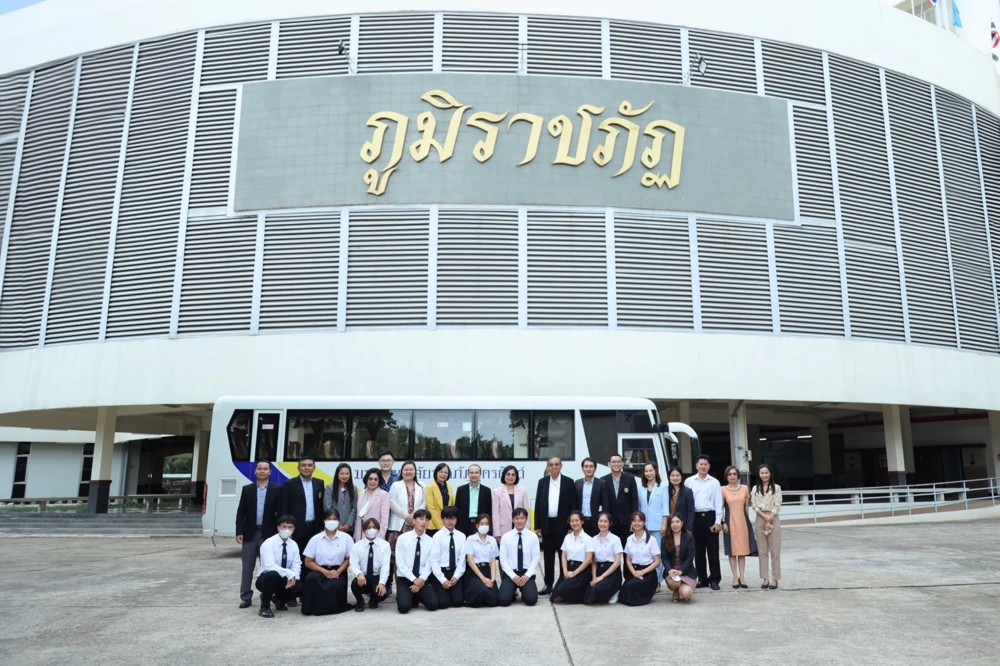 บริจาครถบัสให้กับวิทยาลัยน่าน มหาวิทยาลัยราชภัฏอุตรดิตถ์